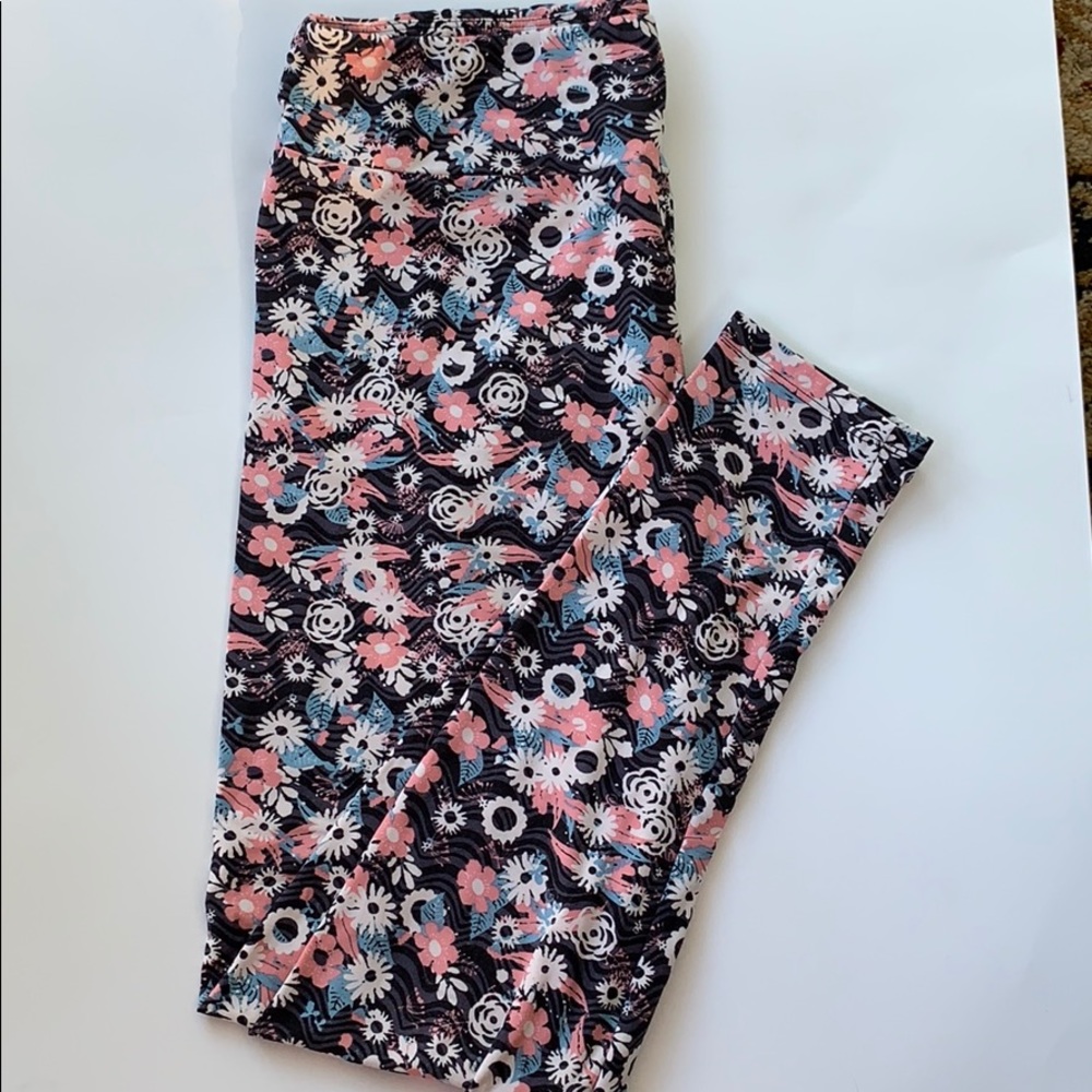 Lularoe TC Leggings gray and black background